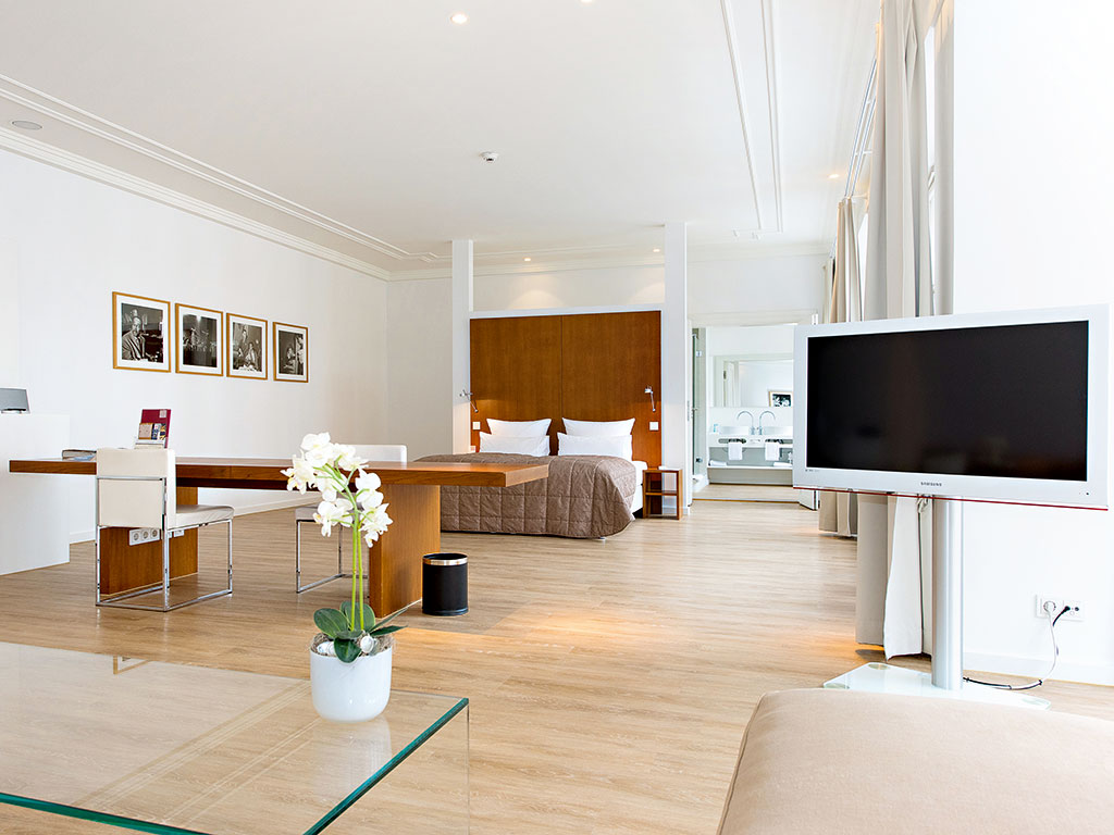 One of the elegant rooms on offer at Ellington Hotel Berlin. Each room offers wireless internet access and air-conditioning, in addition to extensive natural daylight