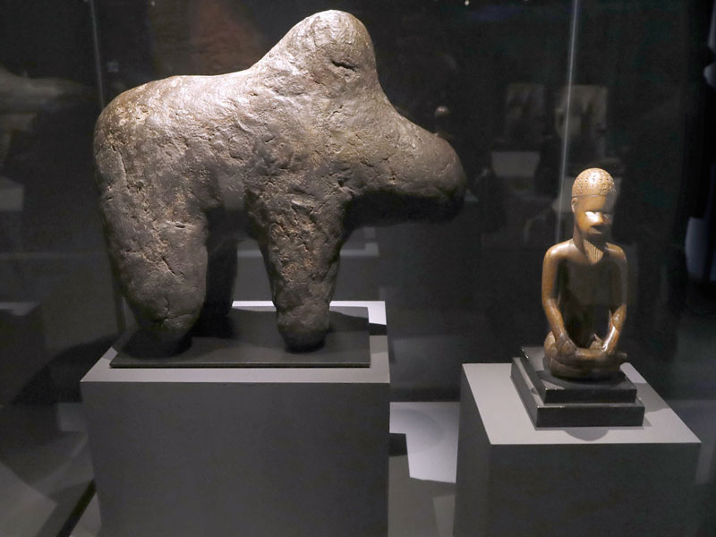 A Malian zoomorphic sculpture (left) and a Congolese Wongo-Lee sculpture (right) from the Jacques Chirac ou le dialogue des cultures exhibition in Paris