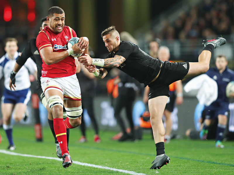 Taulupe Faletau (left) of Wales and TJ Perenara of New Zealand